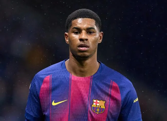 Tay vợt chuyên nghiệp đang giao bóng trên sân đất nện, khán giả theo dõi, logo 88clup apk